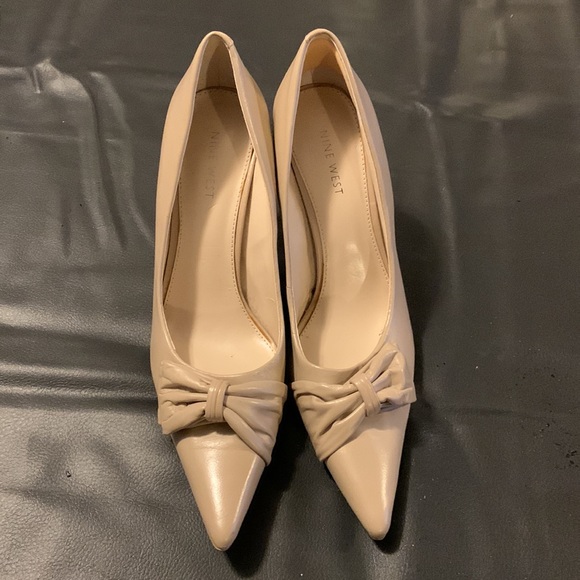 Leather heels with Bow - EUC - Picture 4 of 4